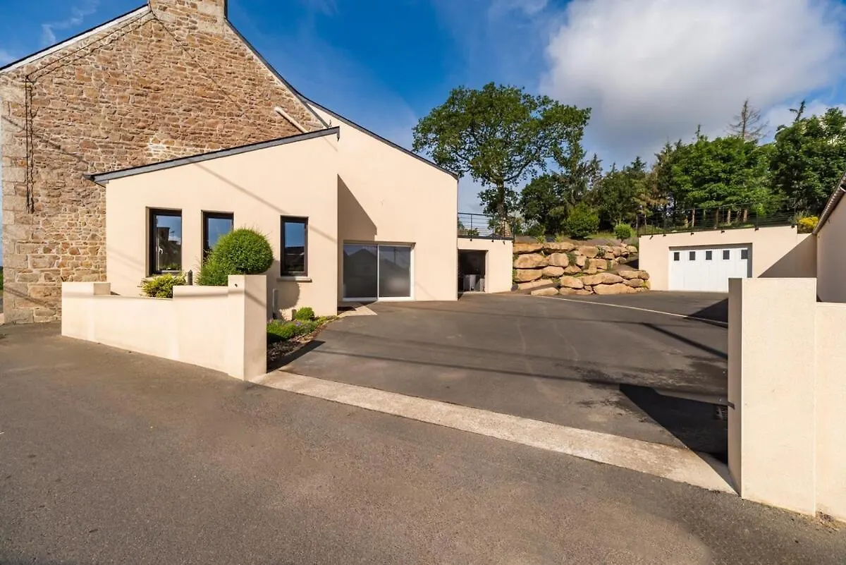 Holiday home Grande Maison Familiale Avec Jardin Parking Et Jeux Saint-Carreuc France